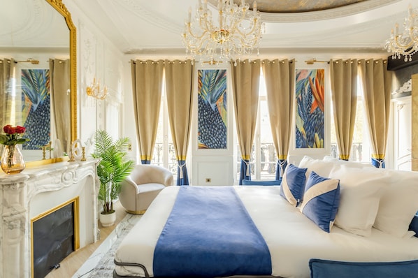 Appartement, uitzicht op stad | Woonruimte | Een 43-inch smart-tv met kabelzenders, Netflix en streamingdiensten