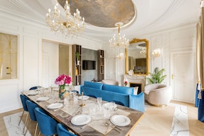 Appartement, uitzicht op stad | Woonruimte | Een 43-inch smart-tv met kabelzenders, Netflix en streamingdiensten