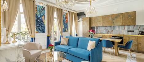 Apartamento, vistas a la ciudad | Zona de estar | Una Smart TV, Netflix, servicios de streaming, una oficina