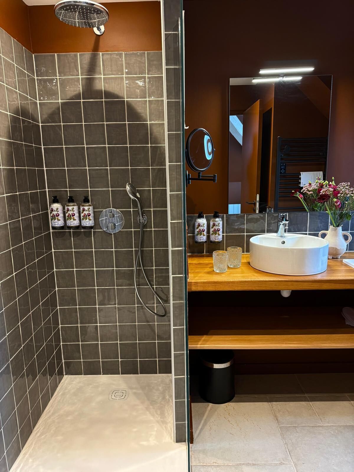 Luxury Suite | Bathroom | Hair dryer, bathrobes, slippers, towels