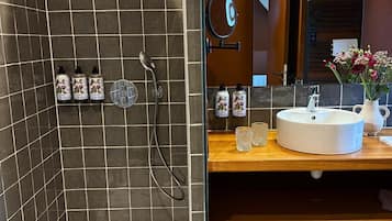 Suite de lujo | Baño | Secador de pelo, zapatillas, toallas y jabón