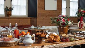 Petit déjeuner buffet servi tous les jours en supplément