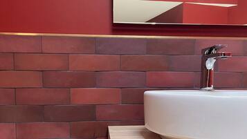 Secador de pelo, pantuflas, toallas, jabón