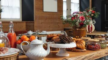 Tägliches Frühstücksbuffet (25 EUR pro Person)