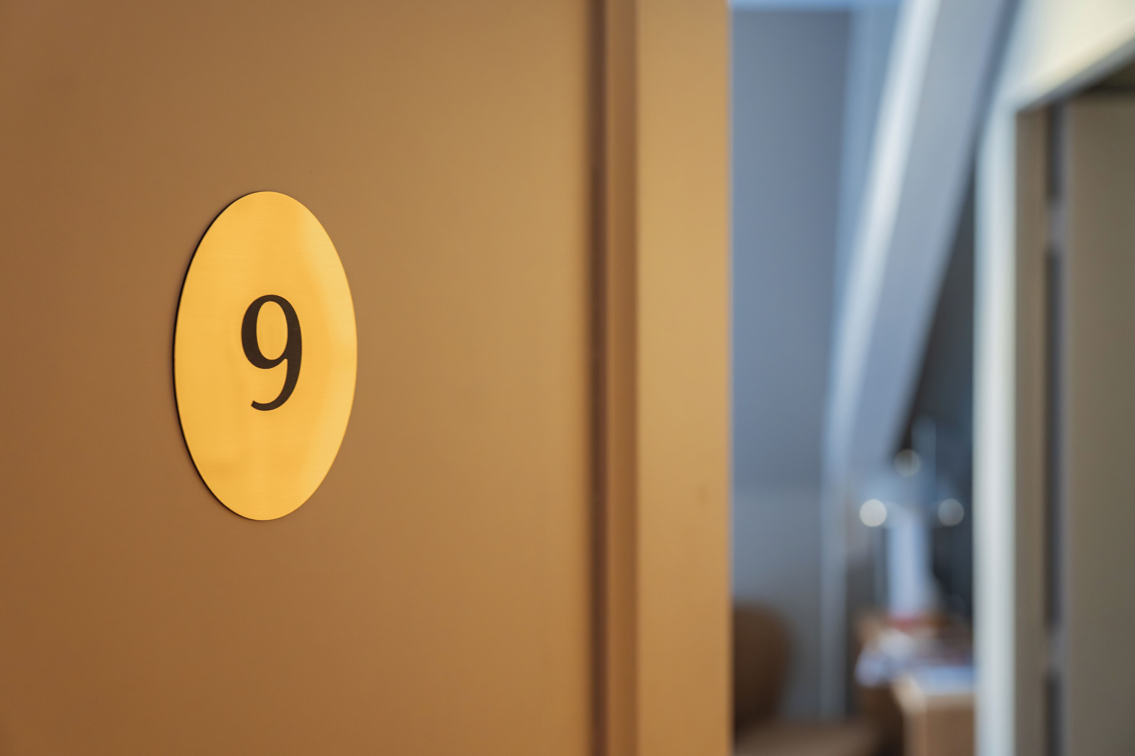 Ein Detailaufnahme einer Tür mit einem Schild mit der Nummer 9.