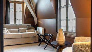 Suite Mewah | Seprai premium, minibar, brankas, dan meja kerja