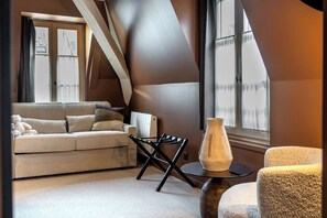 Luksus-suite | Premium-sengetøj, minibar, pengeskab på værelset, skrivebord