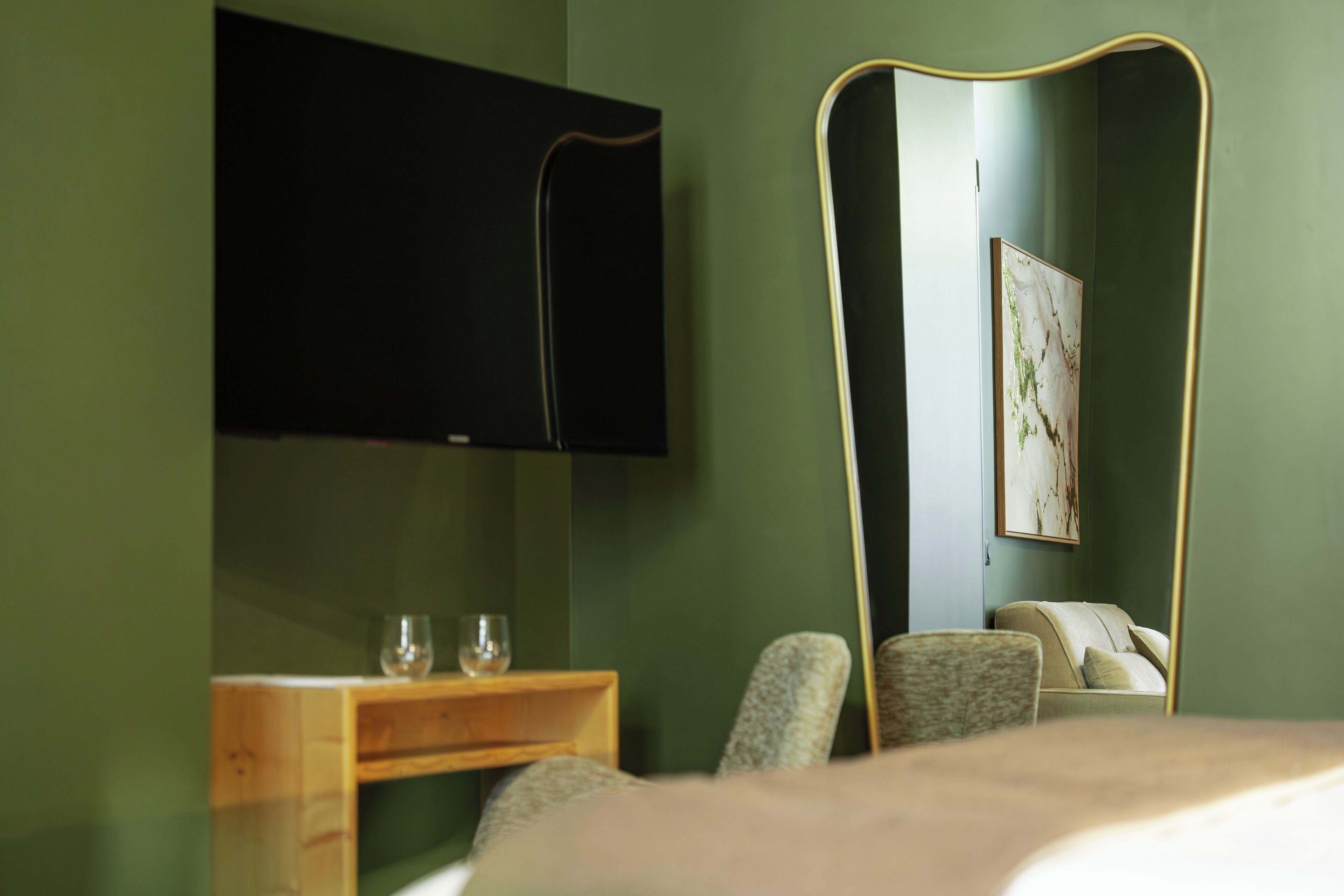 Quarto casal executivo | Roupas de cama premium, frigobar, cofres nos quartos, escrivaninha