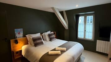 Comfort Double Room | In-room safe, desk, soundproofing, iron/ironing board