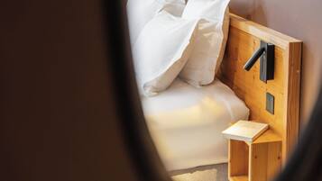 Ein hölzerner Kopfseitenverkleiderung mit Nachttisch und Buch.