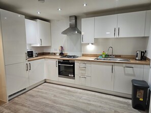 Microwave, oven, stovetop, dishwasher - City Centre Birmingham University Edgebaston stadium 1 Bed Spacious Apartment (Birmingham)