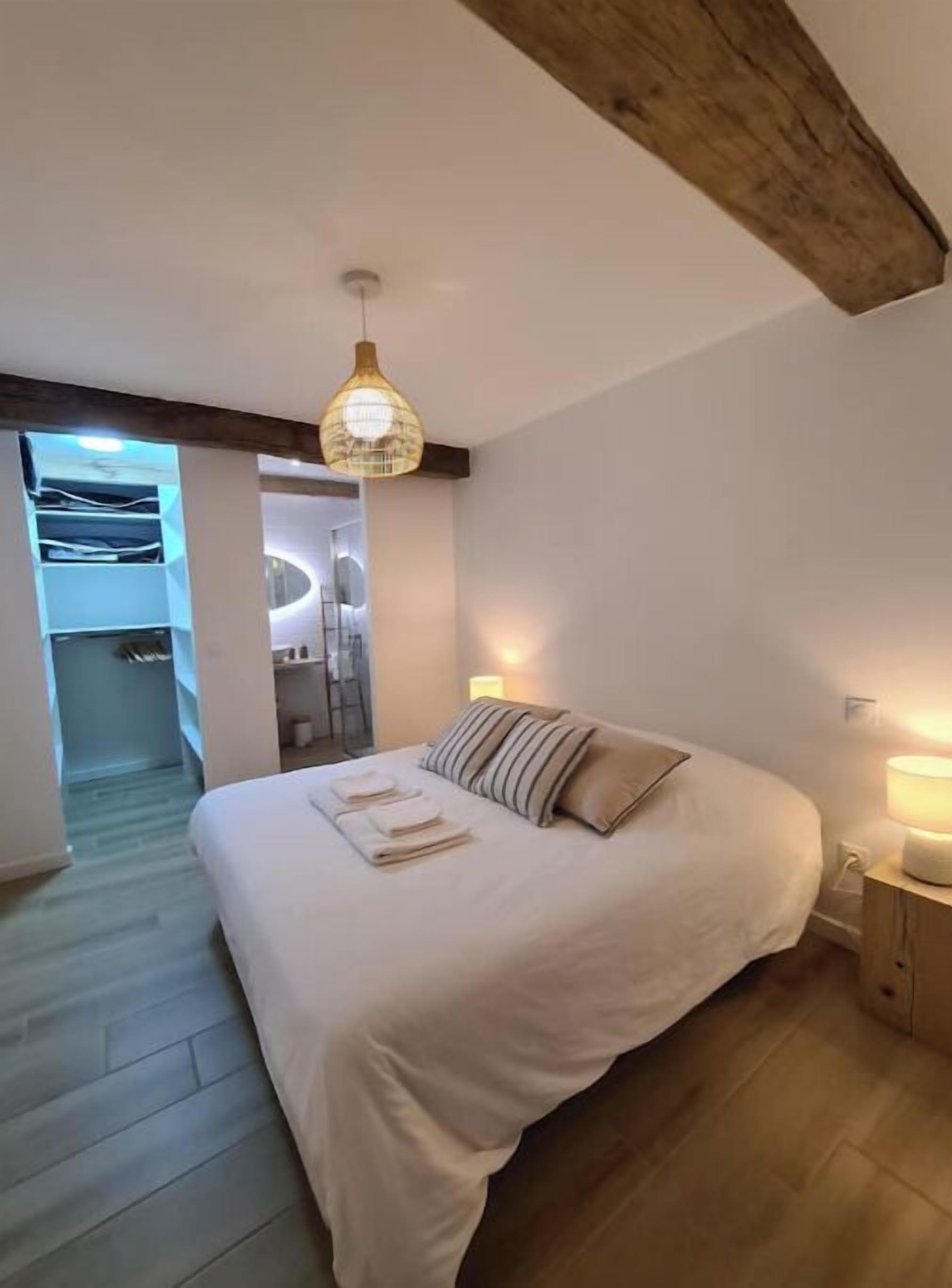 3 habitaciones, tabla de planchar con plancha, wifi y ropa de cama 