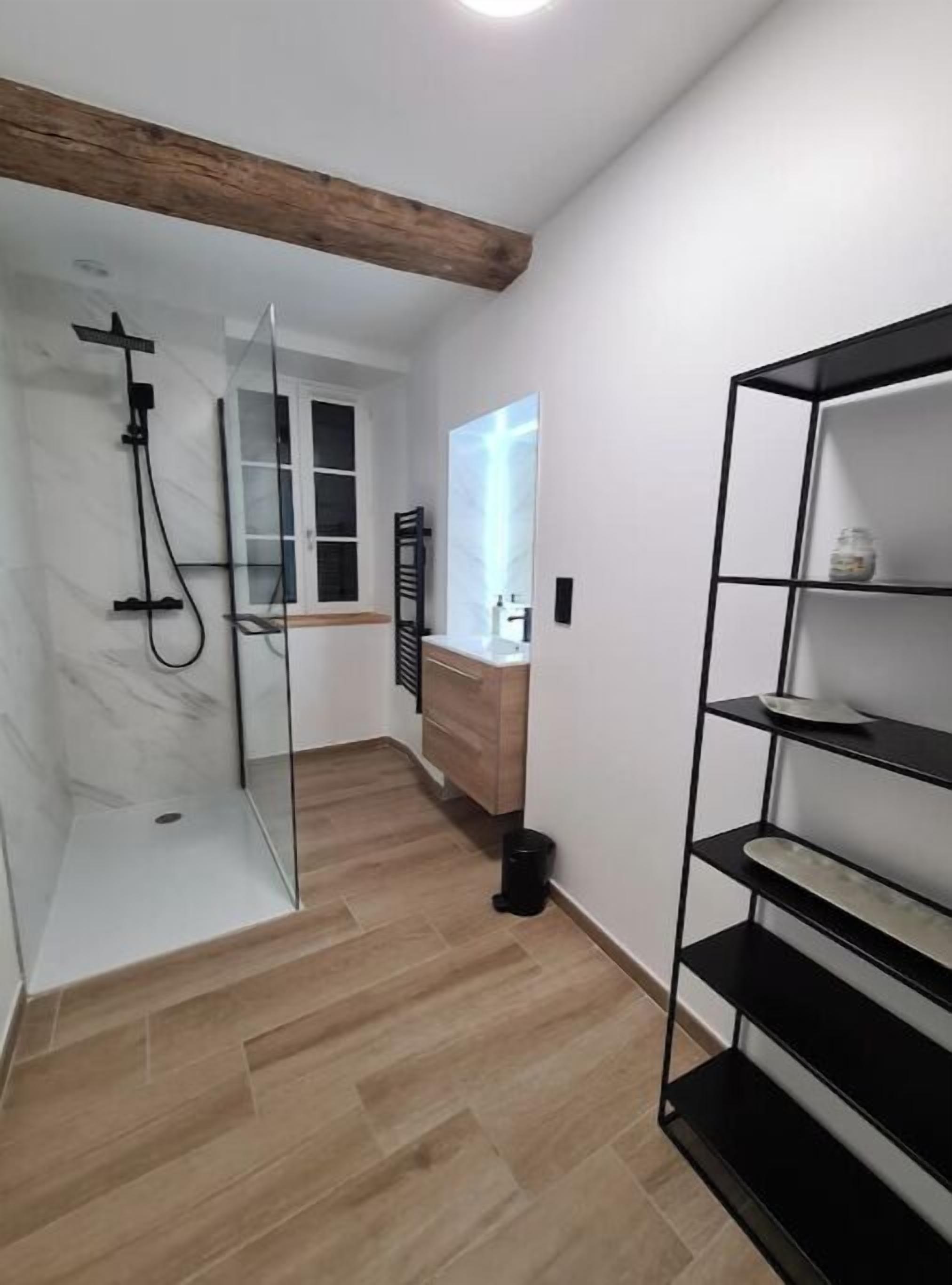 Regadera, secadora de cabello, toallas, jabón 