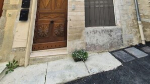 A stone building with a large wooden door, shutters, and a small window. - THE ROOFTOP PROVENÇAL (Taulignan)