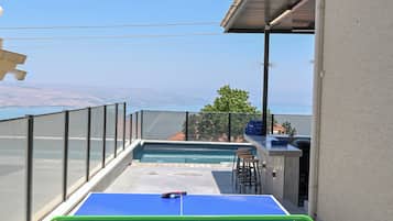 Lasten leikkialue ulkona