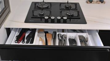 Jääkaappi, mikroaaltouuni, syöttötuoli