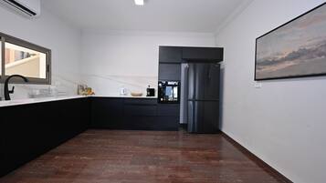 Køleskab på fællesareal, mikrobølgeovn på fællesareal, højstol