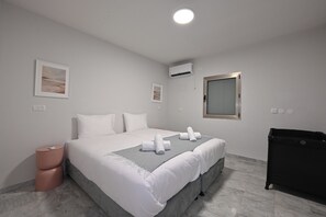 Blackout drapes, soundproofing, free WiFi - Villa Blue Horizon (Tiberias)