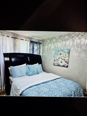 4 bedrooms, iron/ironing board, WiFi, bed sheets