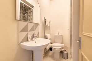 Apartment | Bathroom | Towels - Stylish West Kensington Duplex (London)