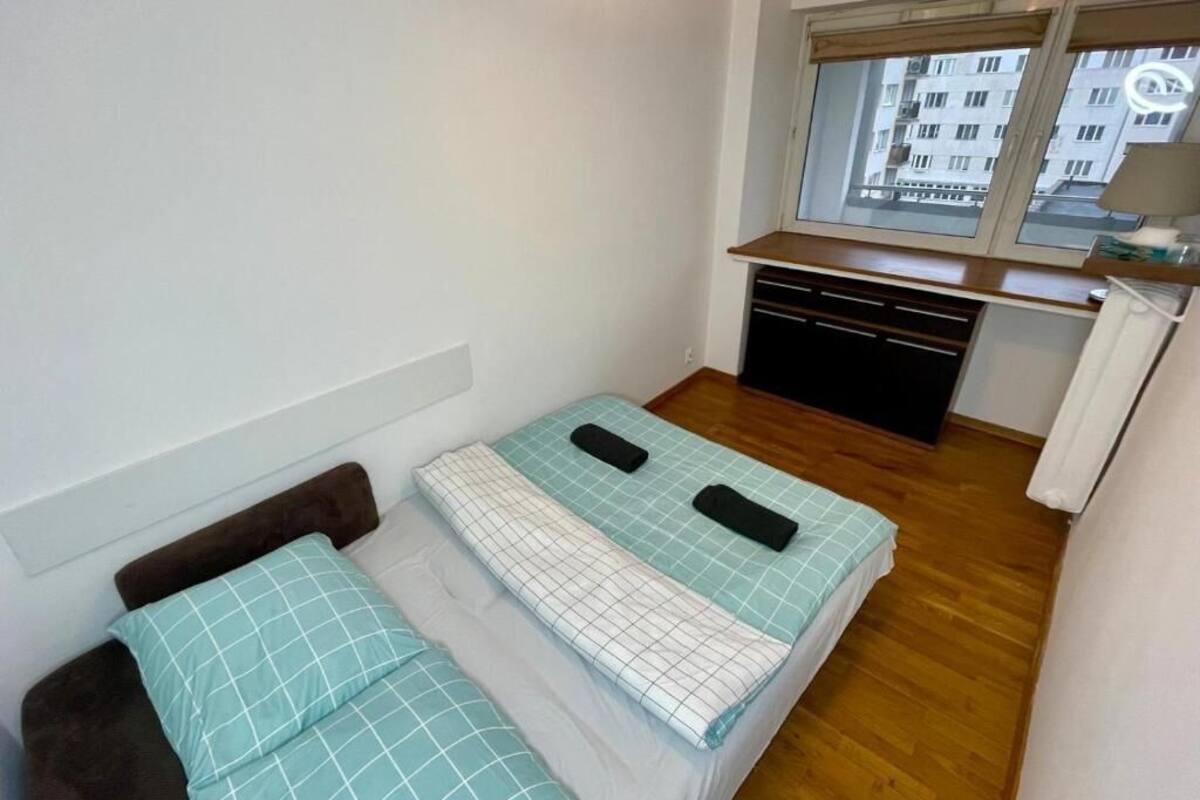 Ein kleiner, gemütlicher Raum mit einem Bett, einem Schreibtisch und einem Fenster.