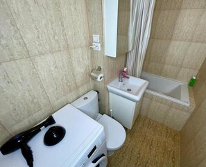 Séchoir à cheveux, serviettes fournies, savon, papier de toilette