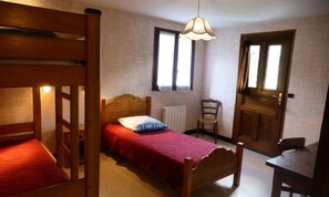 Individually furnished, iron/ironing board - Quiet Chalet for 7 to 8 People, 3 Bedrooms, Two-star Rating (Beaufort)