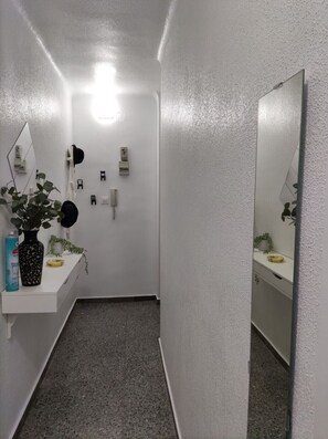 Haartrockner, Handtücher, Seife, Toilettenpapier