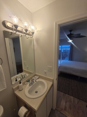 タオル、石鹸、トイレットペーパー