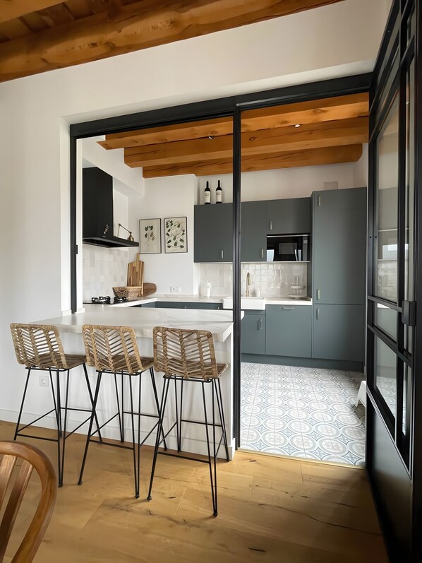 Kjøleskap, mikrobølgeovn, ovn og kokeplater