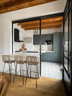 Kühlschrank, Mikrowelle, Ofen, Herdplatte