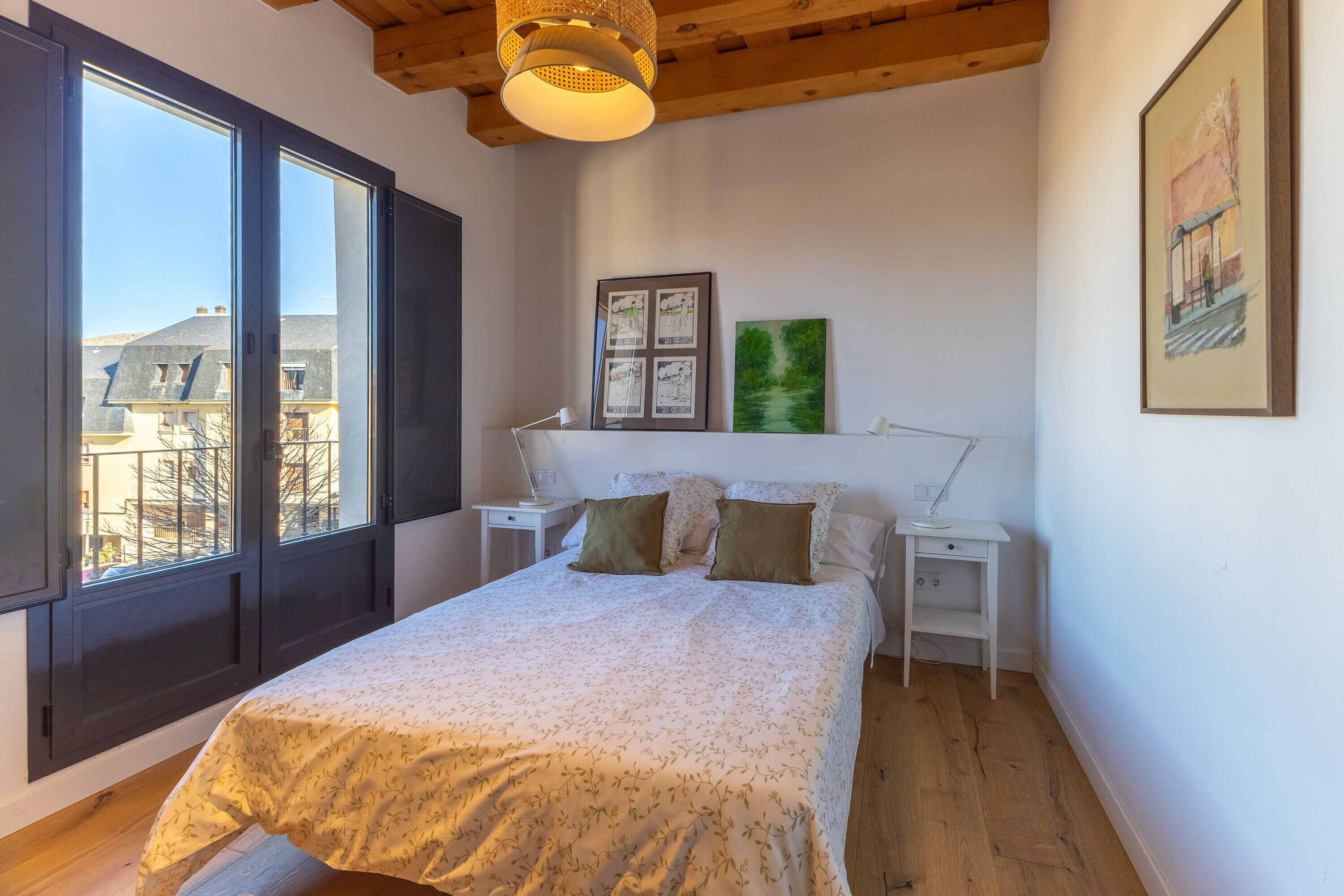 3 slaapkamers, een strijkplank/strijkijzer, wifi, beddengoed