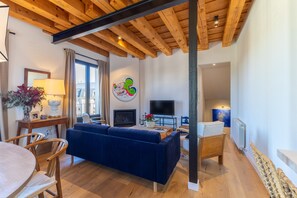 Una televisión, una chimenea