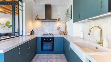 Frigorífico, microondas, horno y placa de cocina