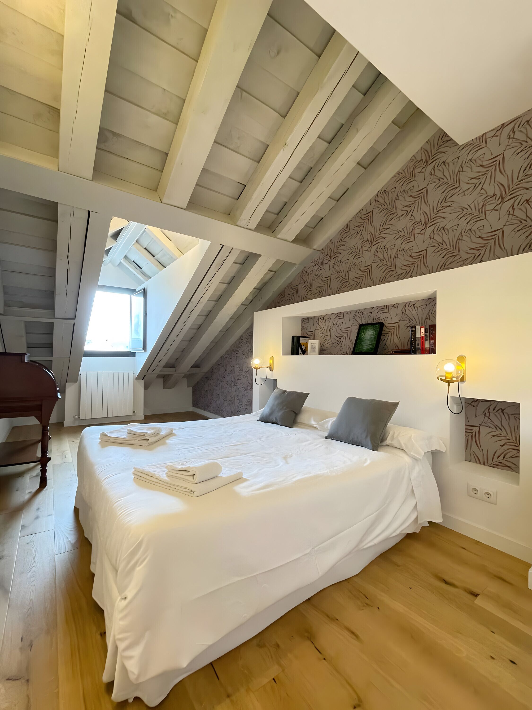 3 slaapkamers, een strijkplank/strijkijzer, wifi, beddengoed