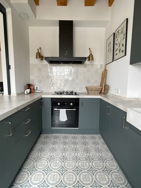 Jääkaappi, mikroaaltouuni, uuni, liesi