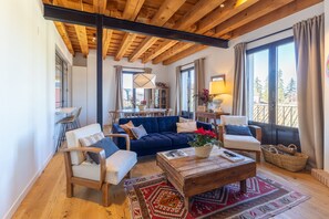 TV, fireplace - Holiday Home 'Río Tío Cocinas' with Mountain Views, Balcony and Wi-Fi (Real Sitio de San Ildefonso)