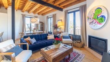 Una televisión, una chimenea