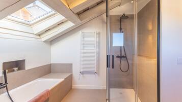 Douche, sèche-cheveux, serviettes fournies