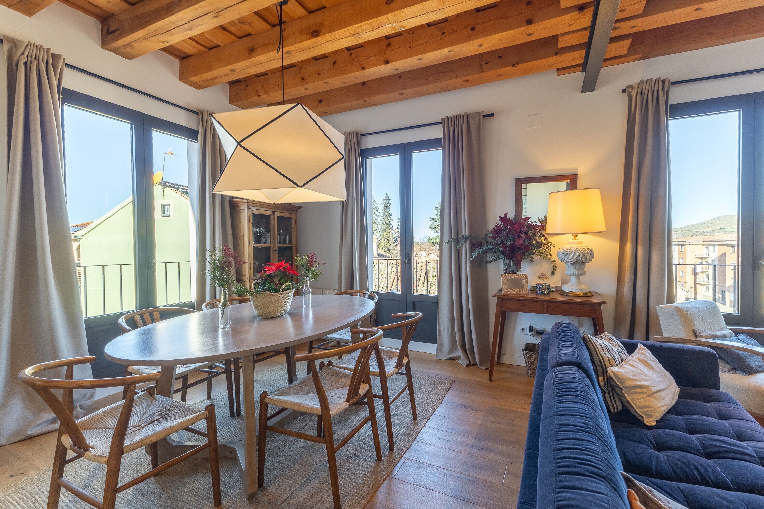 Una televisión, una chimenea