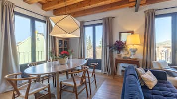 Una televisión, una chimenea