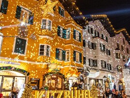 Ein mehrstöckiges Gebäude, verziert mit Lichterketten und einem auffälligen Stern an der Fassade.