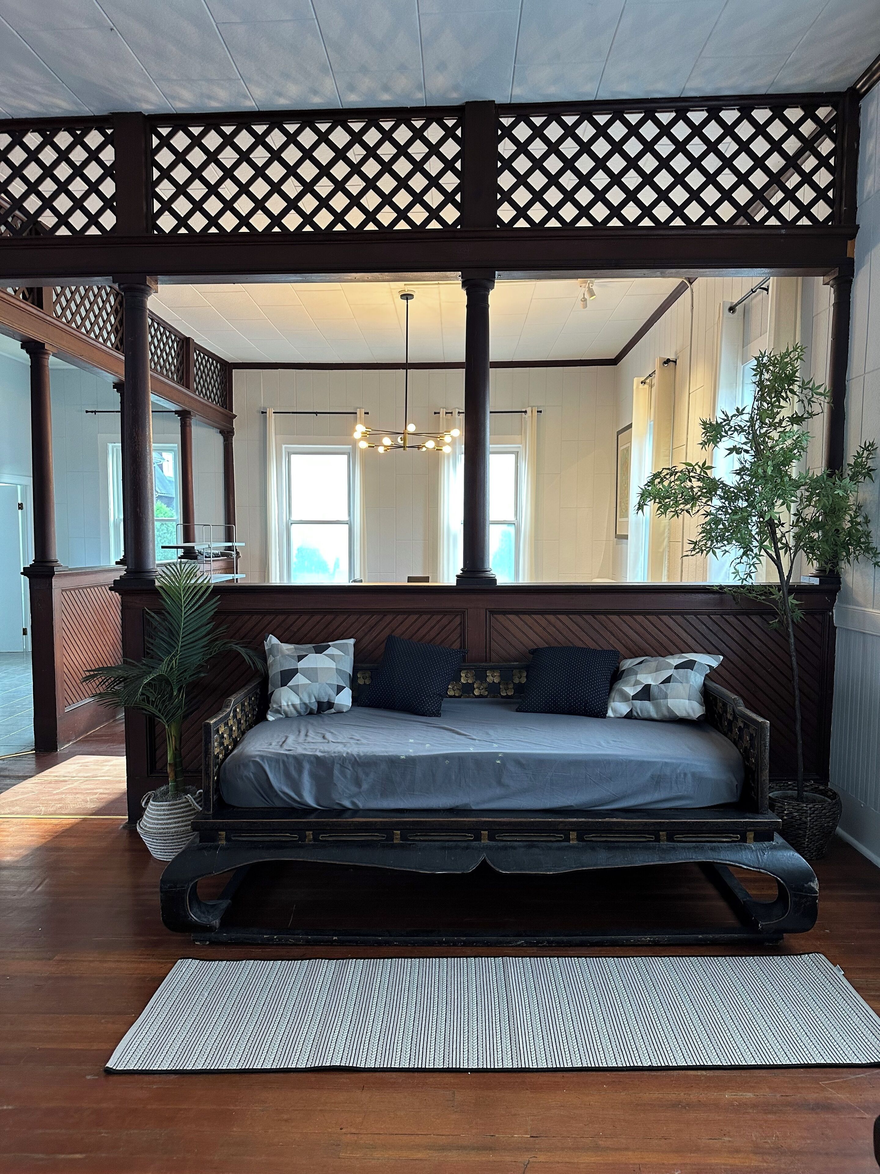 1 habitación, tabla de planchar con plancha y ropa de cama 