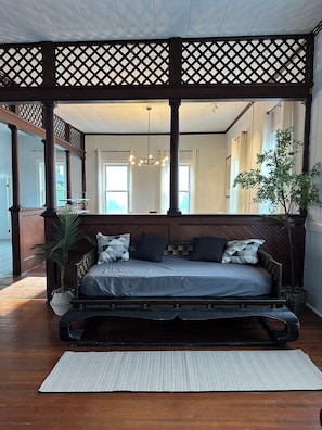 1 多间卧室、熨斗/熨衣板、床单