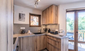 Fridge, cookware/dishes/utensils - 71m2 Apartment for 4 Adults and 2 Children (Huez)