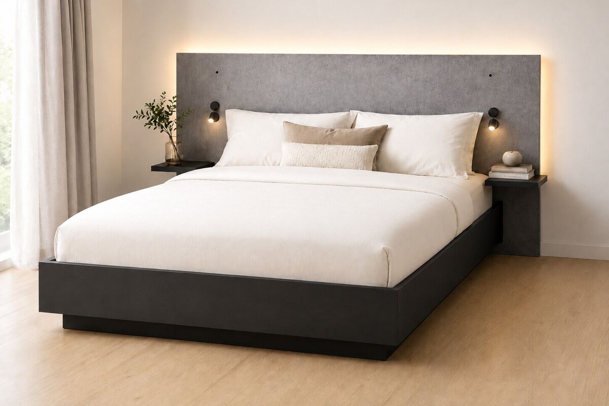 Un dormitorio moderno con una cama grande, cabecera oscura, mesitas de noche con lámparas y una planta en la mesita.