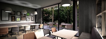 Interior moderno de restaurante com mesas e cadeiras de madeira, iluminação pendente, obras de arte emolduradas nas paredes e vista para o terraço.