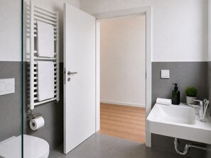 Hair dryer, towels, soap, shampoo - SleepySleepy Hotel Fulda  (Fulda)
