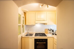 Fridge, oven, stovetop, coffee/tea maker
