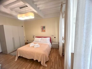 1 bedroom, travel cot, free WiFi, bed sheets - Owl Palace, Barn Owl in Center Town (Lucca)